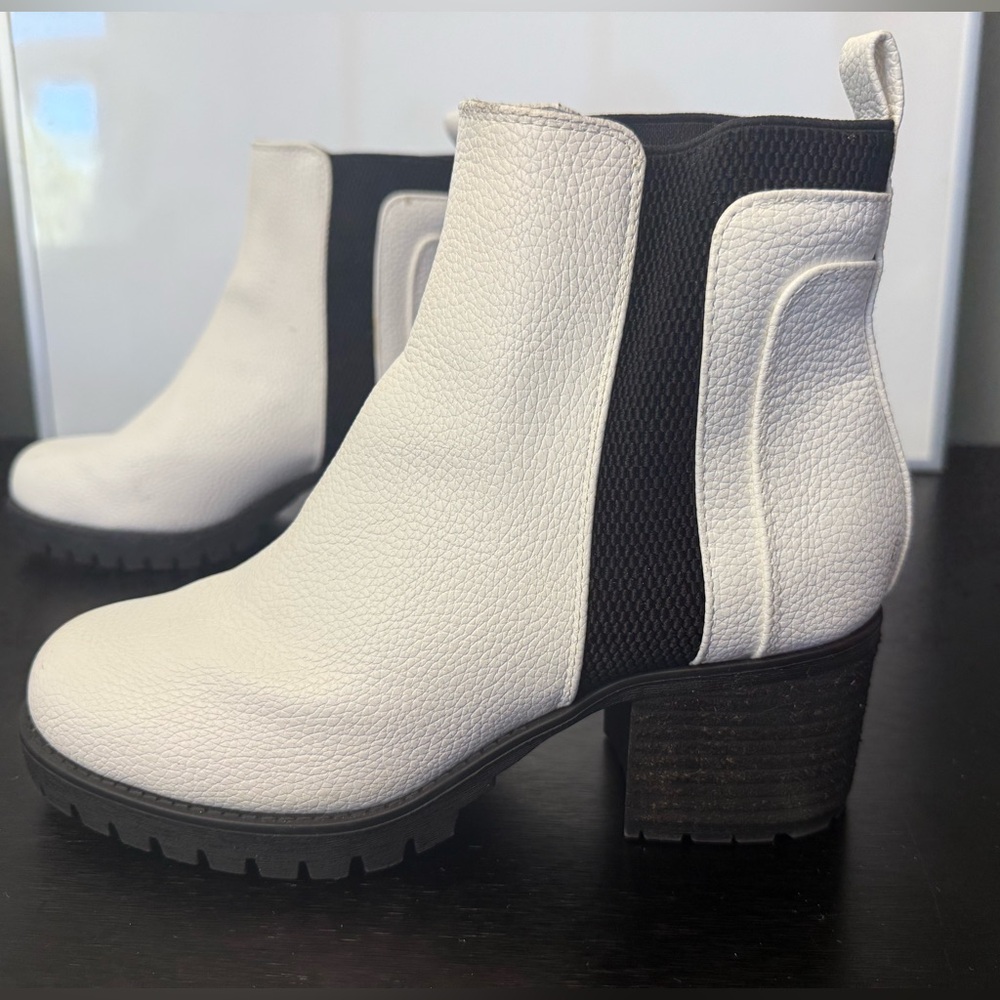 White Pebbled Leather Ankle Boots | Chunky Heel Lug Sole | Modern Minimal Size 8 - Picture 5 of 15
